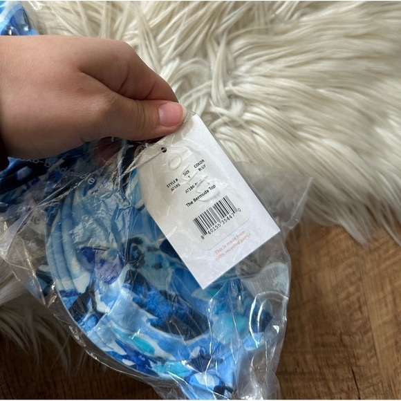 ANDIE The Bermuda Top In Blue Floral - Picture 4 of 5